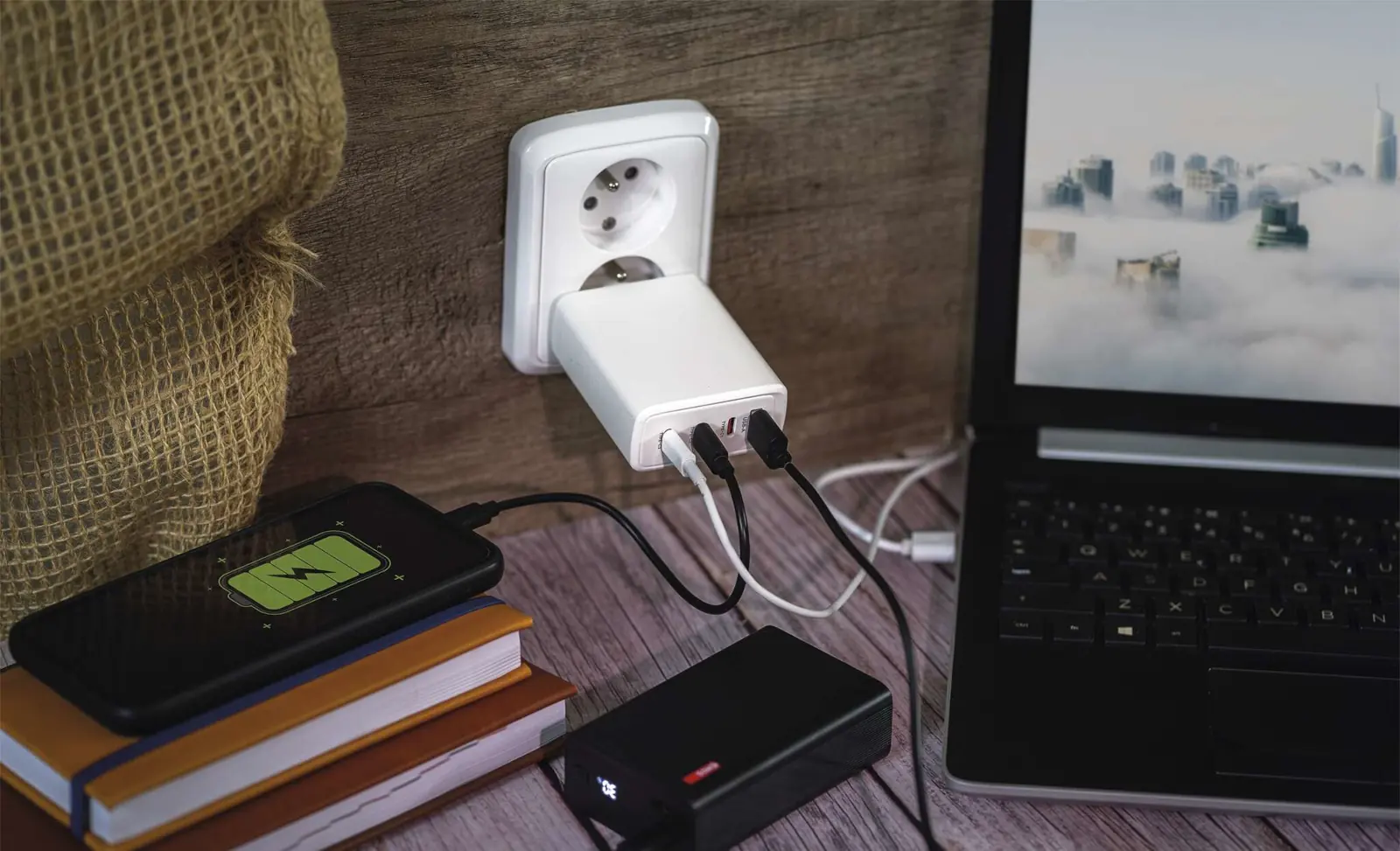 Egy kellően nagy teljesítményű töltő minden elektronikai eszközét képes ellátni energiával és feltölteni.